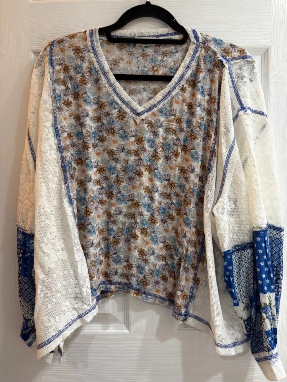 New POL V Neck Long Sleeve Women's Knit Pullover with Lace Detail Small